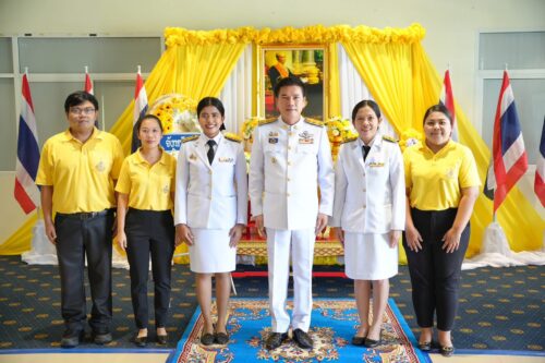 ผู้ว่าฯพังงา นำข้าราชการวางพวงมาลาถวายราชสักการะ เนื่องในวันที่ระลึกคล้ายวันสวรรคตพระบาทสมเด็จพระจอมเกล้าเจ้าอยู่หัว